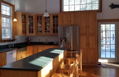 Edgecomb House | Beautiful farmhouse on the Boothbay Peninsula! Leaf peeping and Gardens Aglow!