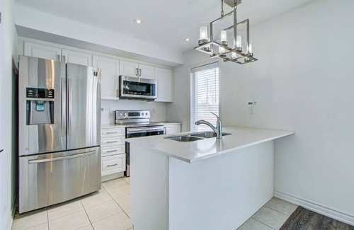 Burlington House | Beautiful furnished 3 bedroom townhouse in Barrie