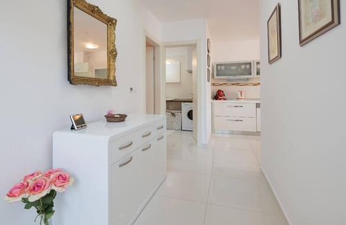 Seget Vranjica House | Beautiful Holiday House in Seget Vranjica with Terrace and Barbecue and Mountain View