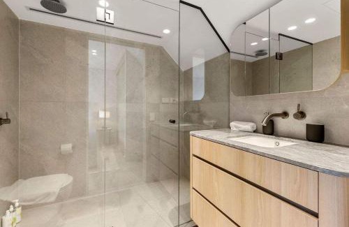 Glebe Apartment | Beautiful Holiday Home w Private Terrace