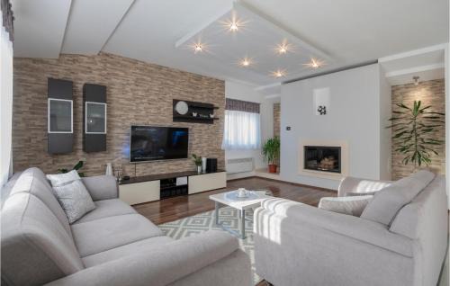 Imotski House | Beautiful Home In Gornji Vinjani