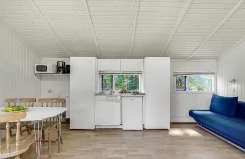 Hampen House | Beautiful home in Hampen with WiFi