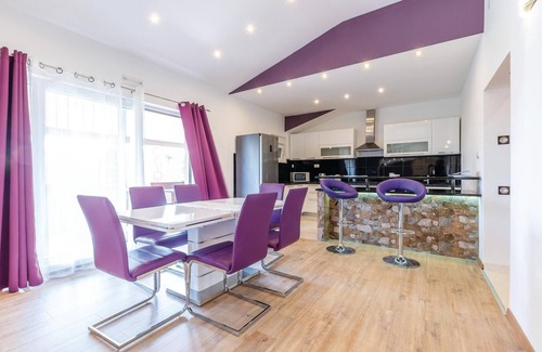 Hrvace House | Beautiful home in Hrvace with WiFi