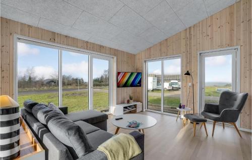 Hjarbæk House | Beautiful Home In Løgstrup With Kitchen