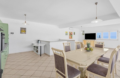 Makarska House | Beautiful home in Makarska with WiFi
