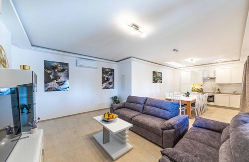 Trilj House | Beautiful home in Ugljane with WiFi