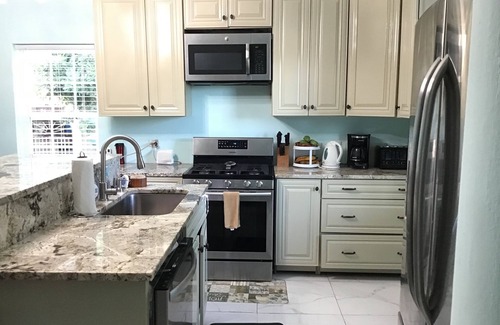 Ocho Rios House | Beautiful Home located near Dunn’s River Falls, Restaurants and attractions