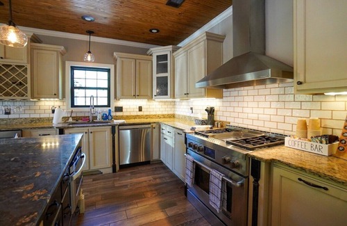 Olive Branch House | Beautiful House with Pool by Snowden Grove