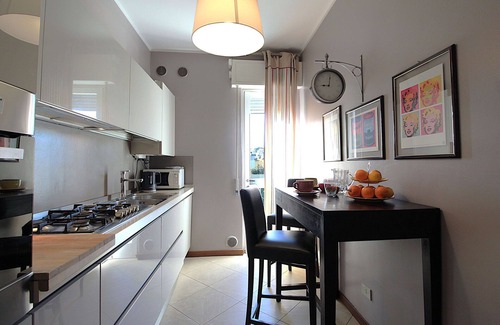 Desenzano del Garda Apartment | Beautiful apartment for 6 people with A/C, WIFI, hot tub, sauna, TV and terrace, close to Sirmione