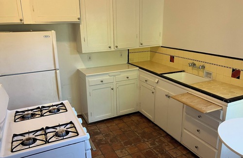 West Los Angeles Apartment | Beautiful LA Property near Beverly Hills - 5 miles from the beach!