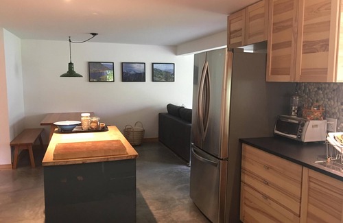 Nelson House | Beautiful Lakefront Suite Minutes from town !