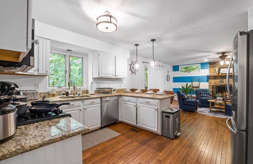 Locust Grove House | Beautiful Lakehouse w/kayaks & Canoes + Hotub Gated Community w/Private Beach