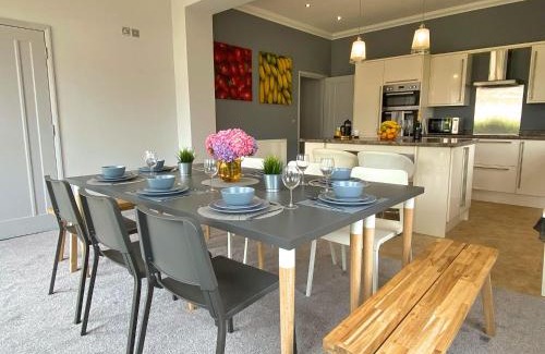 Westbourne House | Beautiful Large 4 bedroom House - 5 Minute Walk to the Best Beach! - Great Location - Garden - Parking - Fast WiFi - Smart TV - Newly decorated - sleeps up to 10! Close to Bournemouth & Poole & Sandbanks