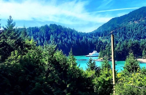 Bowen Island Cabin | Beautiful light-filled log home