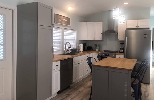 Freeport Cabin | Beautiful NEW Cottage! Firepit-Sleeps 4