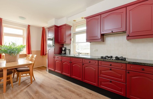 Zuna Cabin | Beautiful nostalgic holiday farm with modern bathroom and characteristic living room.