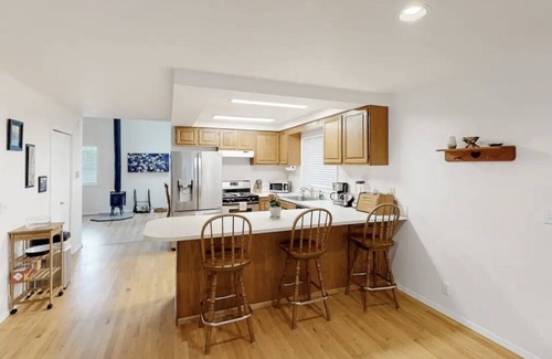 Eugene House | Beautiful, open, light filled home close to University of Oregon Campus.