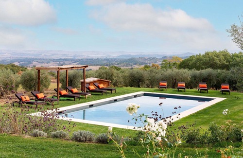 Sarteano Villa | Beautiful private villa with private pool, WIFI, hot tub, A/C, TV and patio, close to Montepulci.