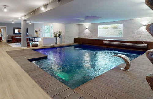 Veniano Villa | Beautiful private villa with WIFI, private pool, A/C, TV, patio, pets allowed and parking