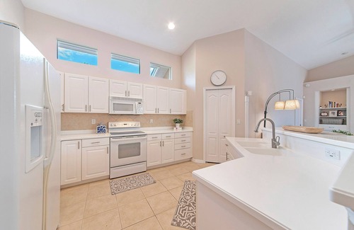 Central Naples House | Beautiful Private & Secluded Pool Home - Briarwood