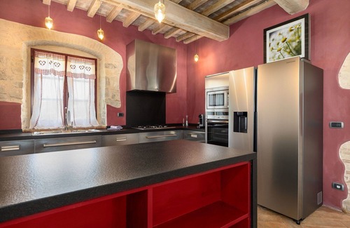 Poggibonsi Villa | Beautiful private villa with hot tub, WIFI, A/C, private pool, TV, patio, close to San Gimignano