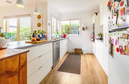 Hamlyn Heights House | Beautiful quiet home, Geelong West cafes – for families, LGBT guests, pets