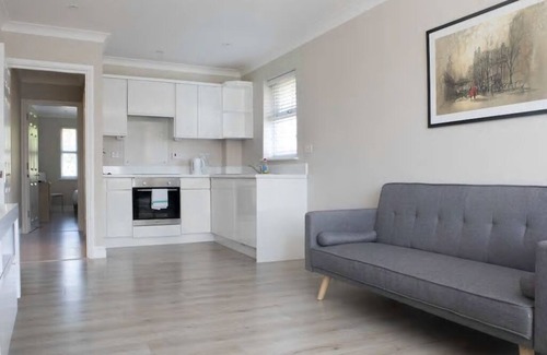 Putney Apartment | Beautiful Refurbished Flat with parking in green west London