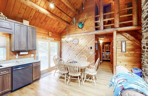 Trenton Cabin | Beautiful, relaxing log cabin with firepit, fast WiFi, and washer/dryer