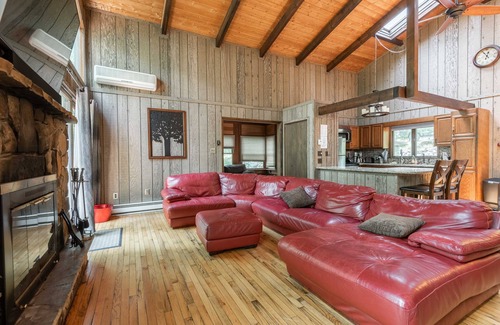 Bushkill Cabin | Beautiful Rustic Cabin! Pool Table, 6 TVs, WiFi, Linens/Towels, A/C,FirePit