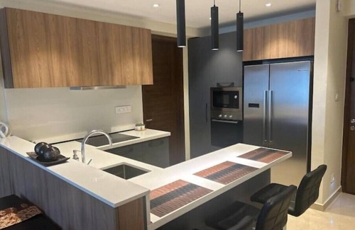 North Ridge Apartment | Beautiful & Spacious 1 BR Suite - Modern African Decor & Ocean View, Osu