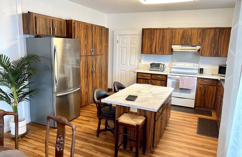 Hilo House | Beautiful Spacious 3 bedroom house in Charming Hilo. Close to everything. 1150sq