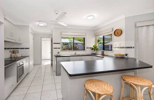 Mount Louisa House | Beautiful, spacious 4 Bedroom 2 Bathroom House in