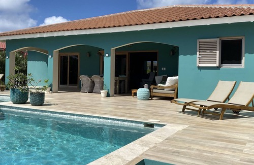 Belnem Villa | Beautiful spacious villa with swimming pool and green garden in central location
