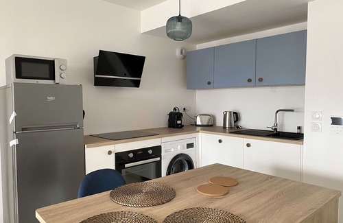 Balaruc-les-Bains Apartment | Beautiful T2 apartment with private terrace and parking in Balaruc-les-Bains