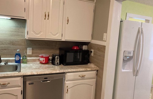 Jerome House | Beautiful three bedroom with AC and WiFi in Springfield