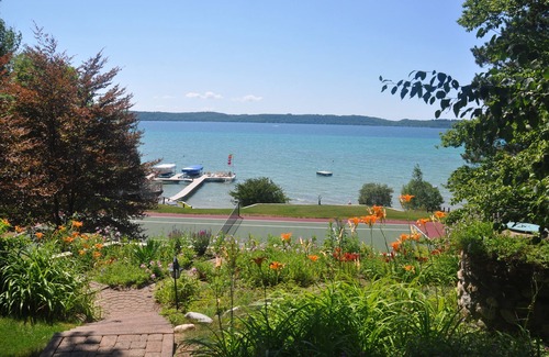 Clam River Cottage | Beautiful Torch Lk Sunset~hot tub-Tennis/pklbl Crt~Kayaks/SUP~ Playset-firepit