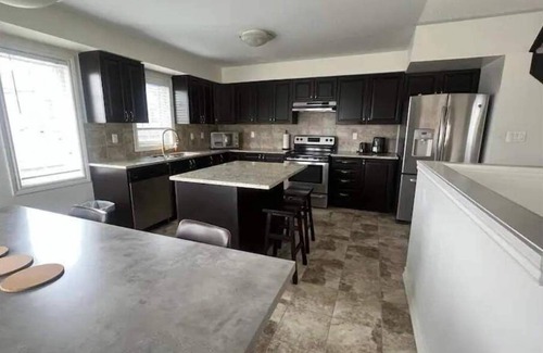 Whitby House | Beautiful townhome located in Whitby with 3 beds and 2.5 bathrooms.