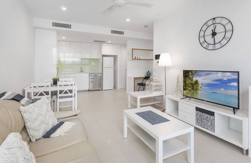 South Brisbane Apartment | Beautiful Unit with Gym and Pool near Museums