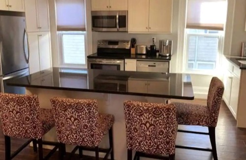 North End Apartment | Beautiful upper 3 bedroom flat in historic Halifax