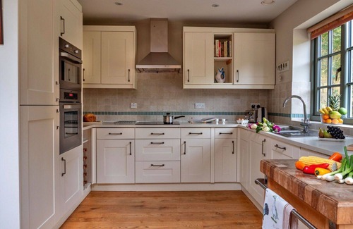 Kingham House | Beautiful villa for 6 guests with pool, WIFI