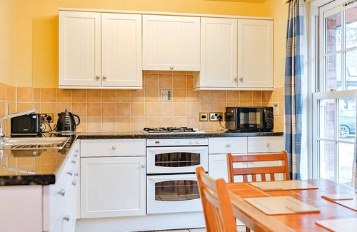 Eaton Mascott House | Beautiful villa for 4 guests with WIFI, TV and pets allowed