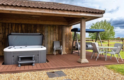 Lympsham House | Beautiful villa for 12 people with hot tub, WIFI, terrace and pets allowed