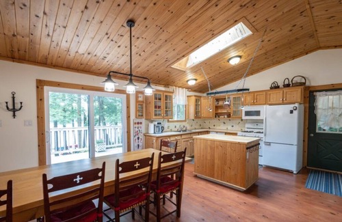 Bracebridge Cottage | Beautiful Waterfront cottage at Bird Lake, Muskoka, with long water line