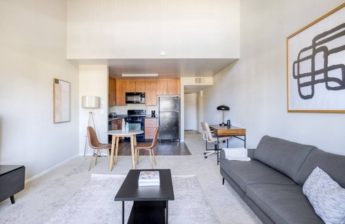 Woodland Hills Apartment | Beautiful Woodland Hills 1BR w/Gym, W/D & Pool, near 101, by Blueground