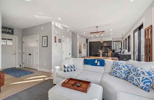 Cape Elizabeth House | Beautifully built Cape Elizabeth home nestled in the woods on 2.5 acres