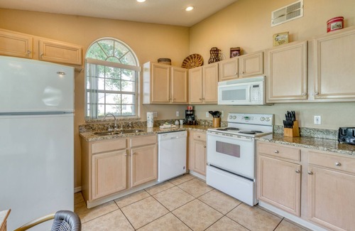 West Kissimmee House | Beautifully decorated 3 bed Kissimmee pet friendly vacation home w/pool. WDW 4 miles