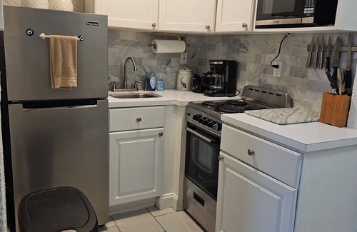 Red Hook Apartment | Beautifully Furnished Studio Minutes From the Beach with King Sized Bed