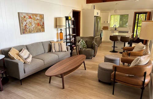Delta Cottage | Beautifully renovated 3 bedroom lakeside cottage