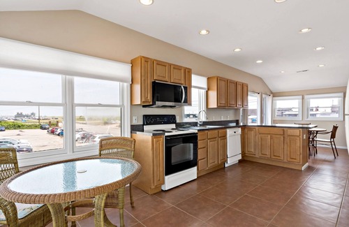 Misquamicut Condo | Beautifully Renovated 2 Bedroom Condo with Amazing Water Views