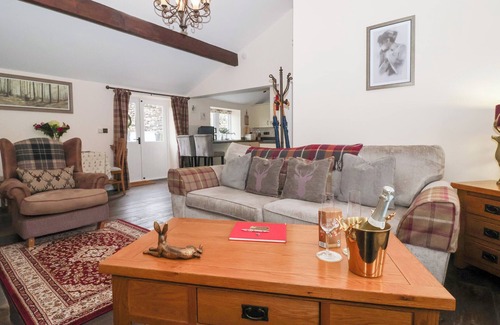Sutton-in-Craven Cottage | BECKSIDE COTTAGE, romantic, with hot tub in Cowling